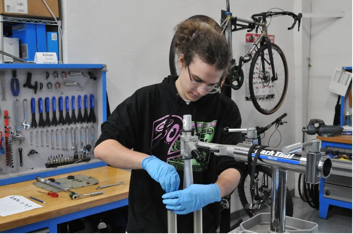 Manutenção preventiva de bicicleta realizada por técnico especializado